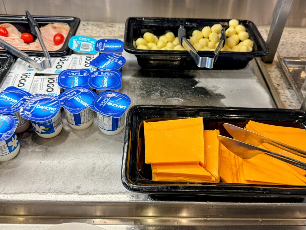 ヨーグルトやチーズ、ポテトサラダなどのコールドミールビュッフェ。