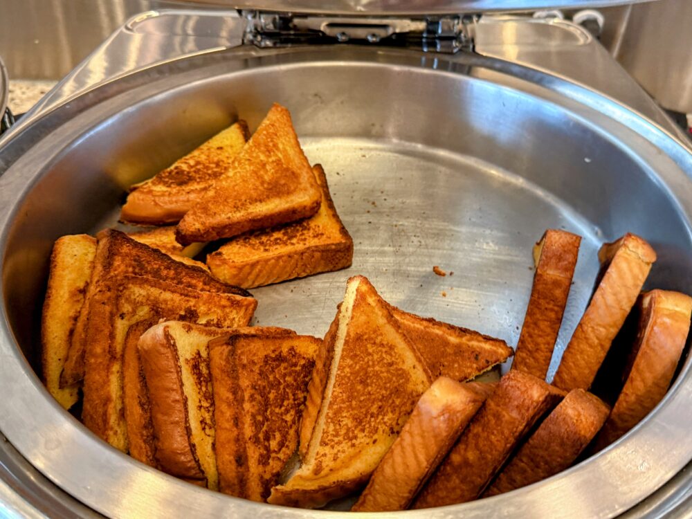 温かいフレンチトーストと食パンのビュッフェ。