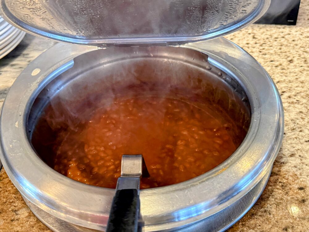 温かい豆の煮込み料理が入ったビュッフェの鍋。