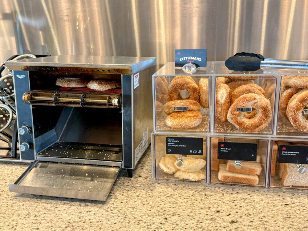 ベーグルと食パン、トースター。