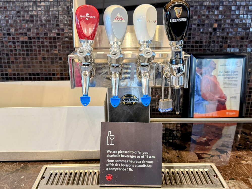 ビールサーバーと11時以降に提供されることを示す案内板。