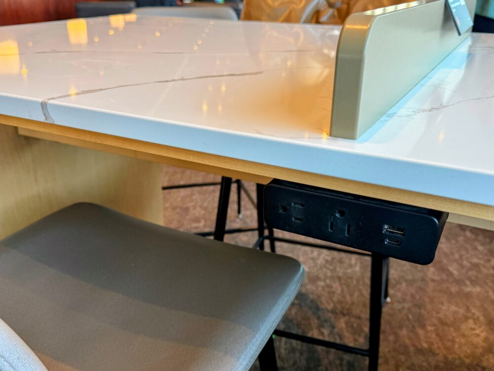 電源コンセントとUSBポート