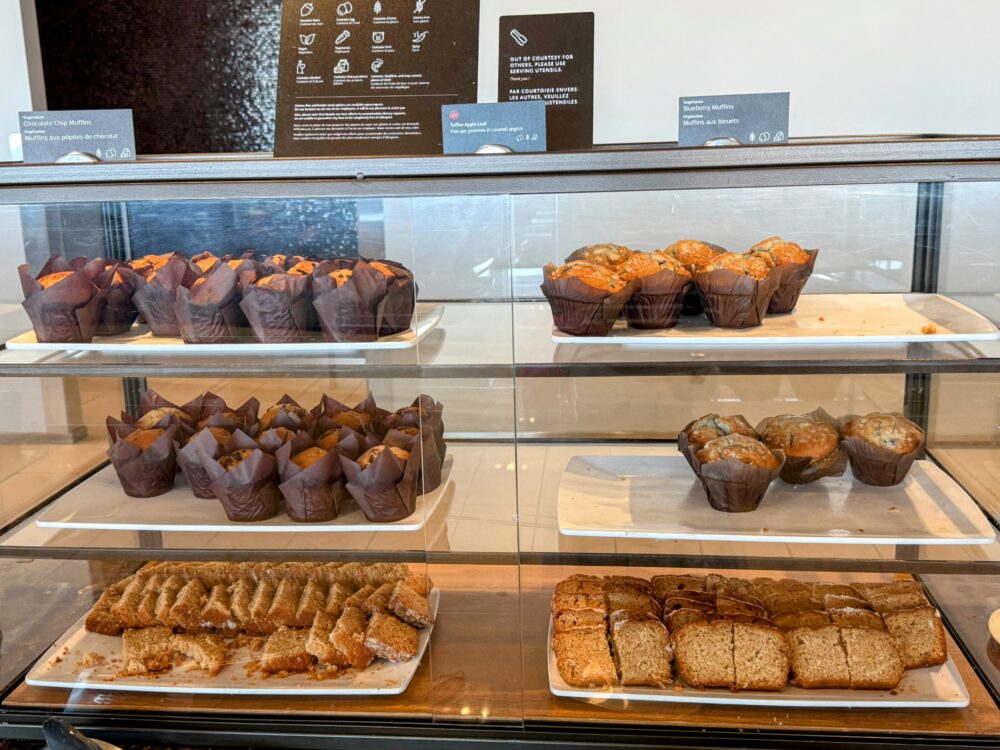 チョコレートチップマフィンとブルーベリーマフィンが並んだペストリーコーナー。