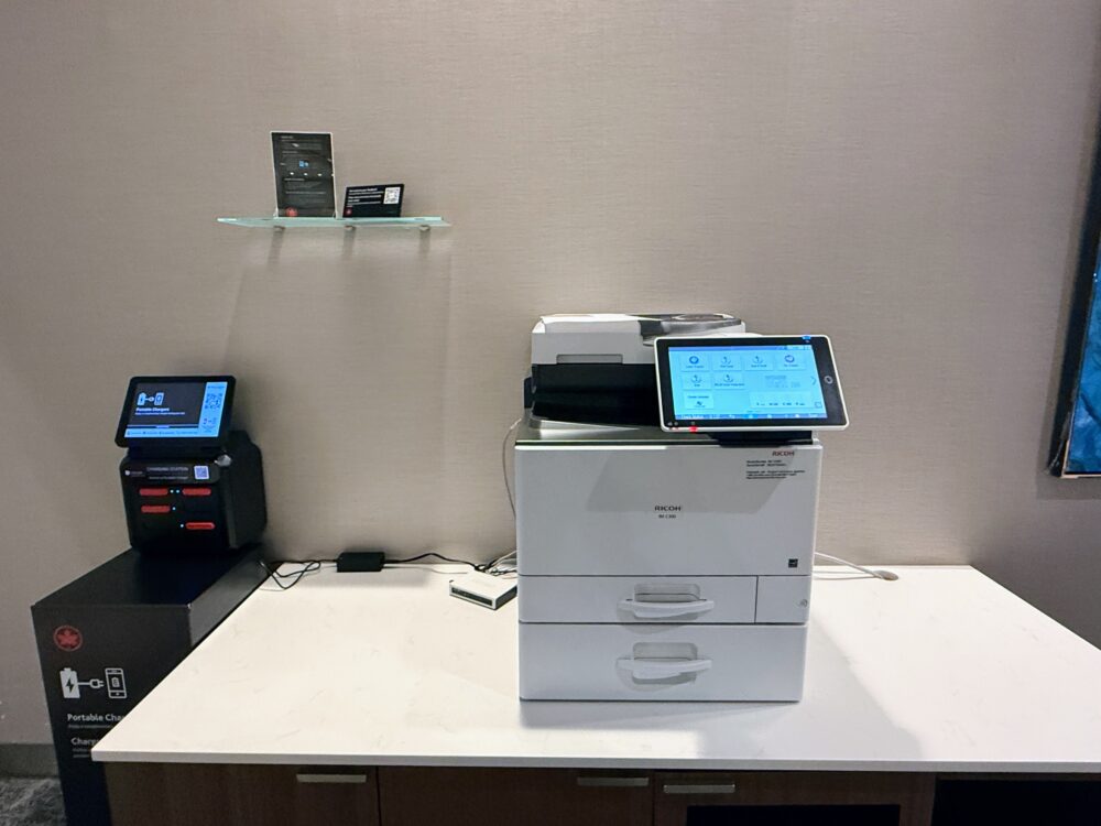 コピー機とポータブル充電器の貸出機もあり