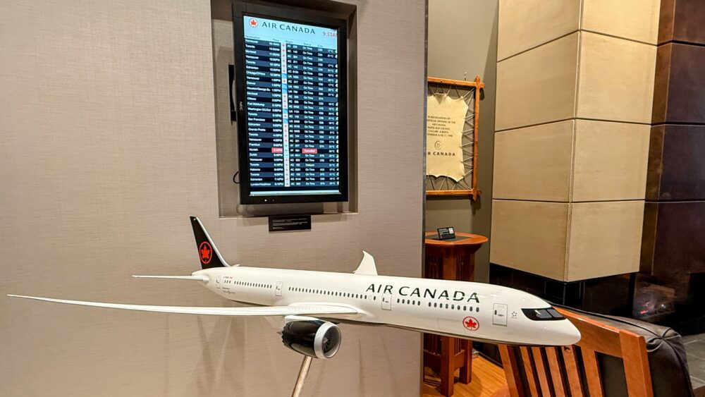 ラウンジに置かれたエアカナダ飛行機模型