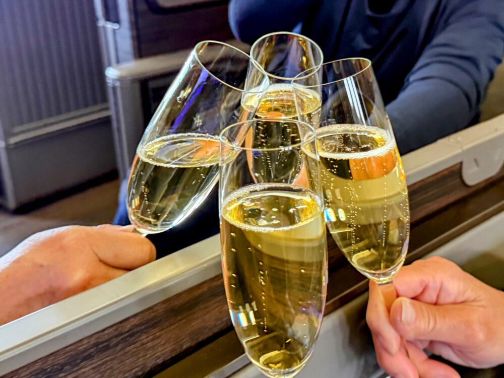 ファーストクラス「The Suite」で乾杯！