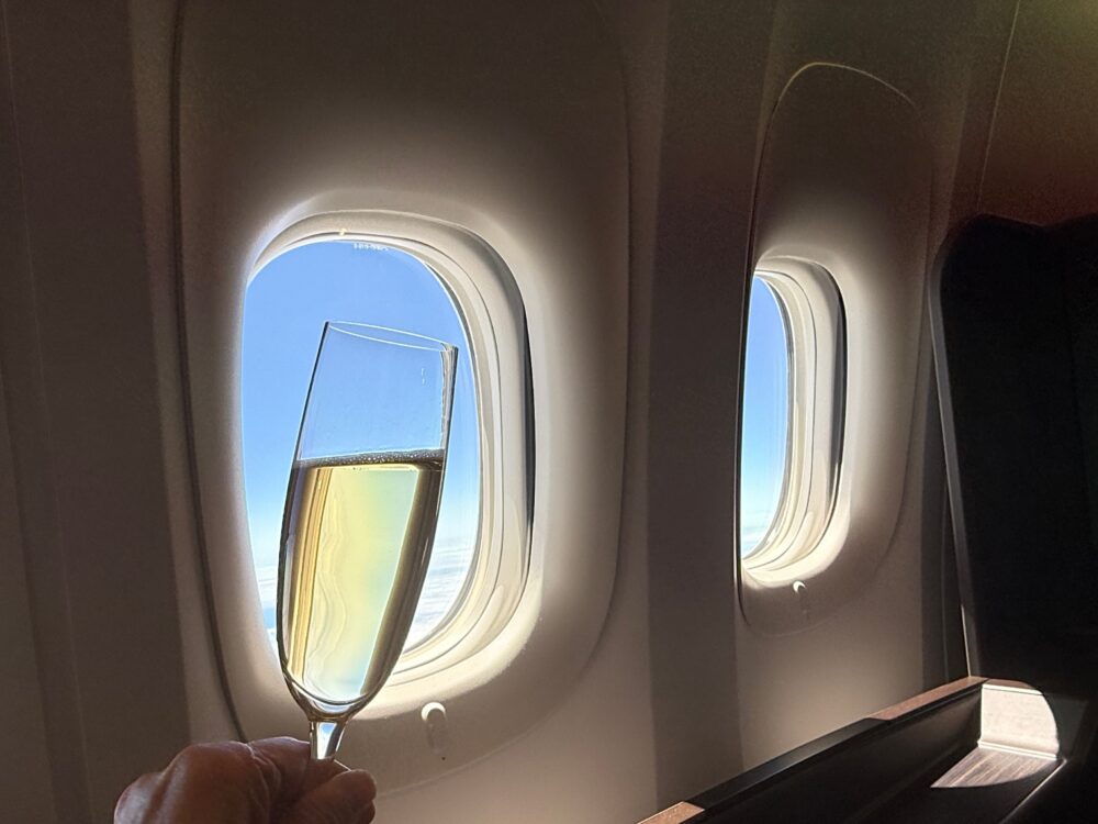飛行機の窓とシャンパングラス
