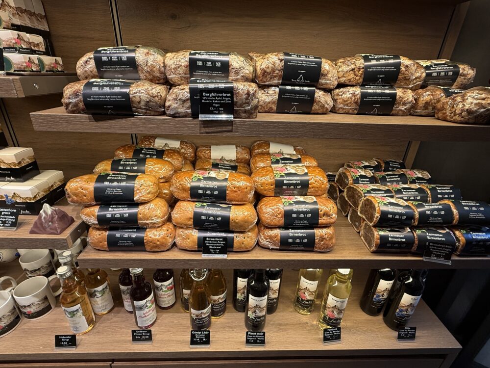 ツェルマットのパン屋の陳列棚。ずっしりとしたライ麦パンやベルナーブロート（Berggerbrot）などのスイスの伝統的なパンが並べられている。