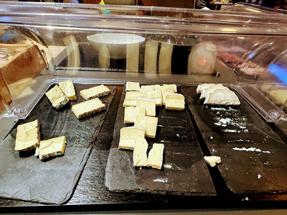 朝食ビュッフェのチーズコーナー。ブルーチーズやセミハードチーズなど3種類が並び、スイスの風味を味わえる。