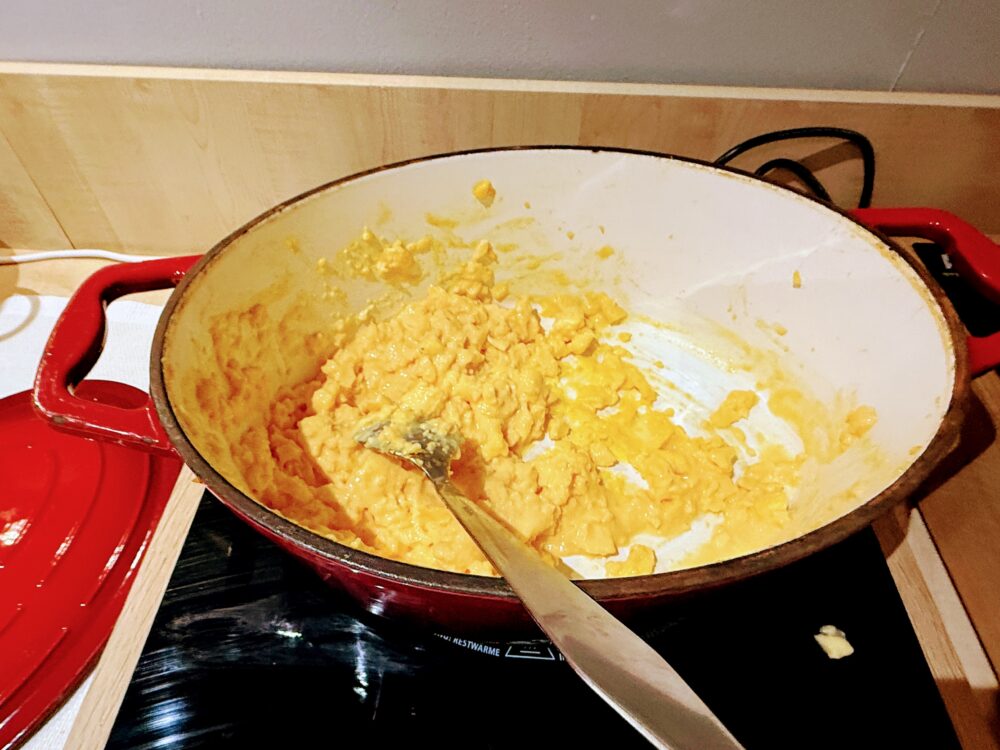 朝食ビュッフェのスクランブルエッグ。大きな鍋にたっぷり用意された温かい卵料理。