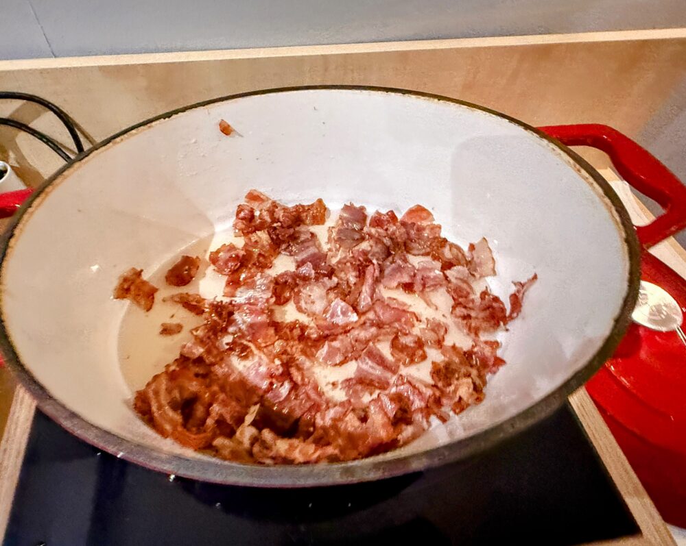 ビュッフェに並ぶカリカリベーコン。香ばしく焼き上げられた温かい一品。