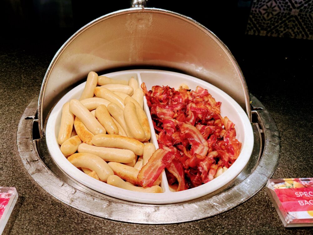 温かい料理として提供されているソーセージとベーコン。