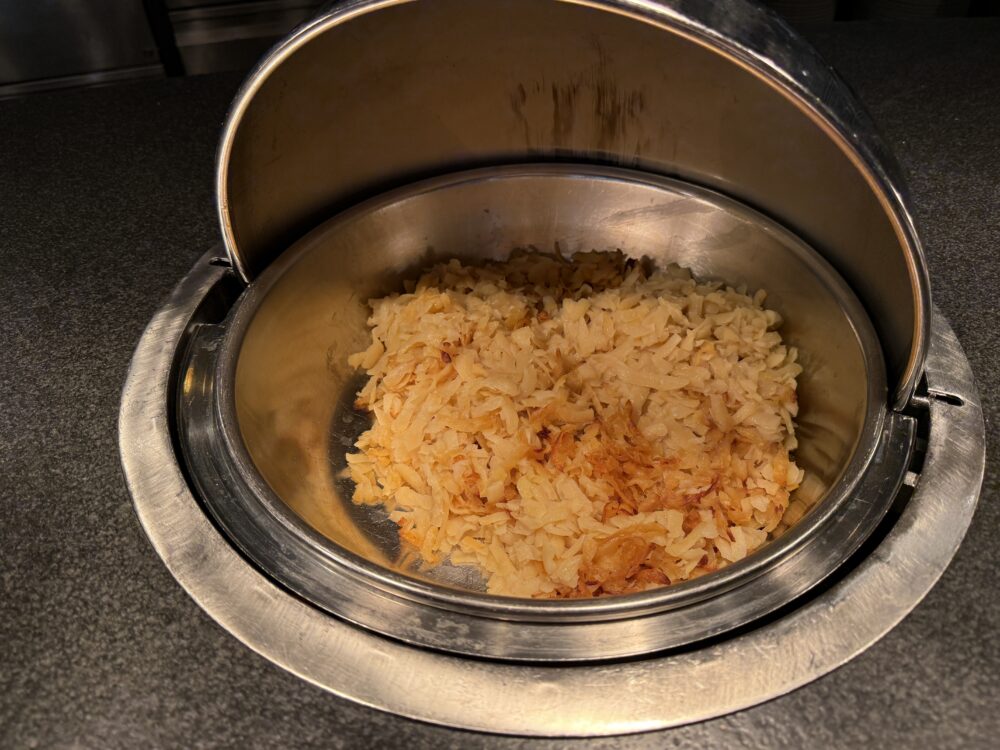 温かい料理として提供されているロスティ（ハッシュドポテト）。