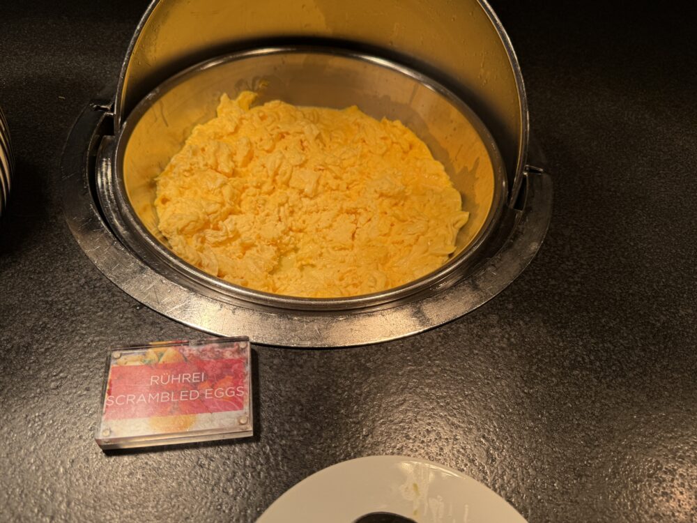 温かい料理として提供されているスクランブルエッグ。