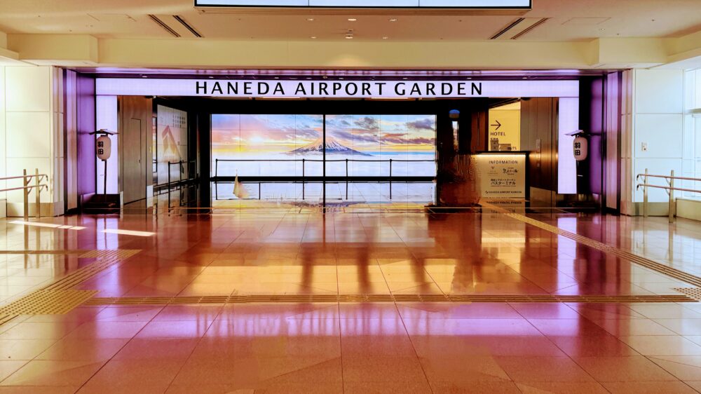 羽田エアポートガーデンの入り口にある大型デジタルサイネージ。鮮やかな富士山の風景が映し出され、明るく開放的な雰囲気。