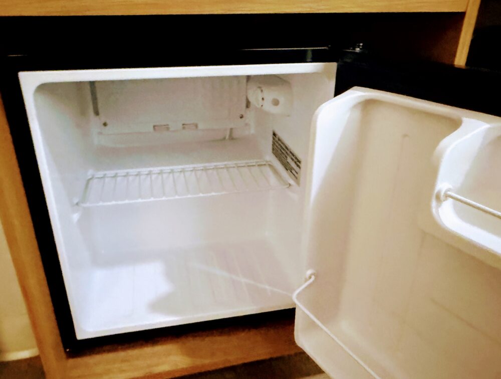 内部が空の小型冷蔵庫（ミニバー）。飲み物や食品を自由に冷やせる。