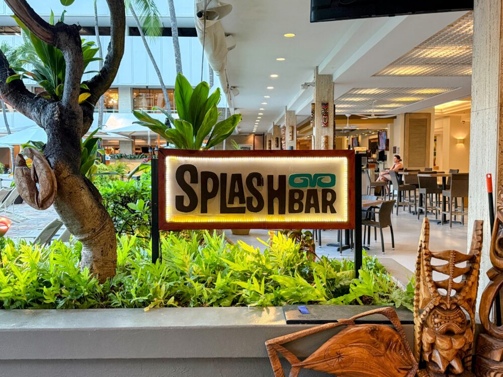 シェラトン・プリンセス・カイウラニのプールサイドにある朝食会場「SPLASH BAR」の看板。