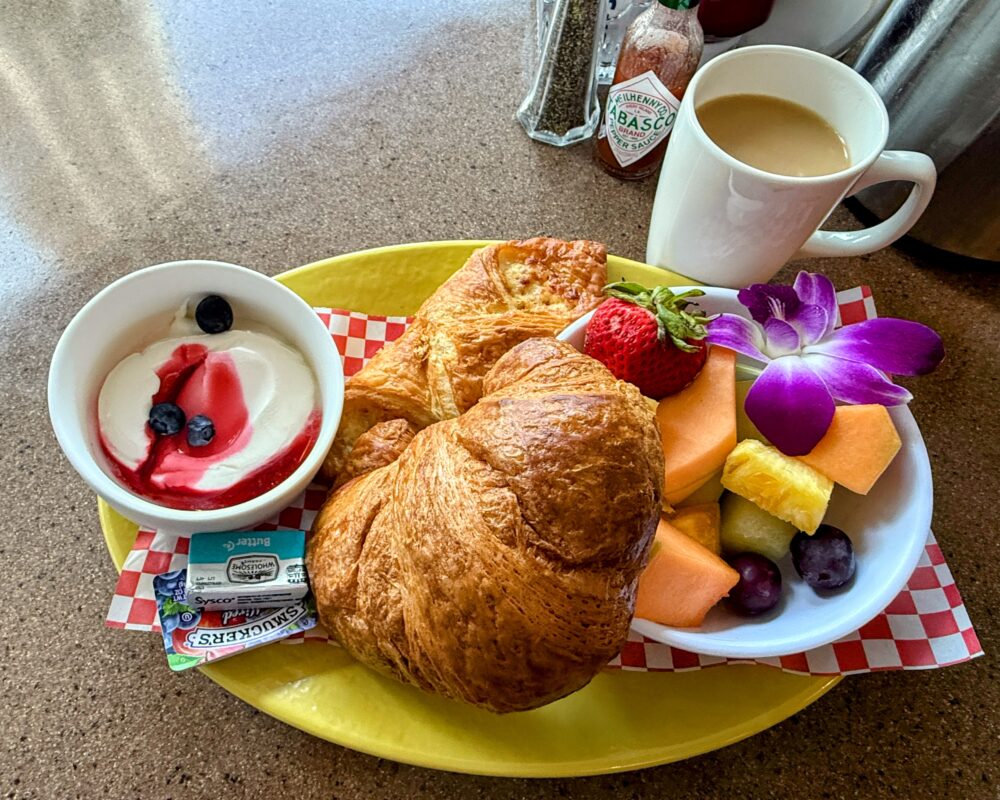 注文した「Traditional Continental Plate」。ヨーグルト、フルーツ、クロワッサン、コーヒーの盛り合わせ。