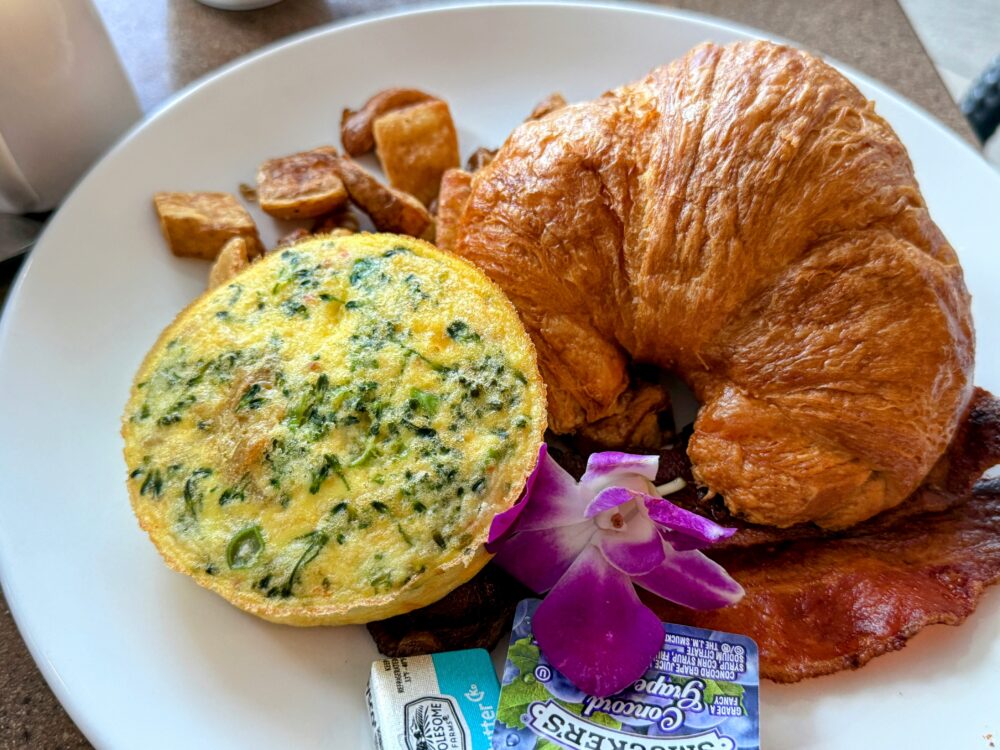 注文した「Veggie Frittata Continental Plate」のメイン。ベジタブルフリッタータと大きなクロワッサン、ベーコンが添えられている。