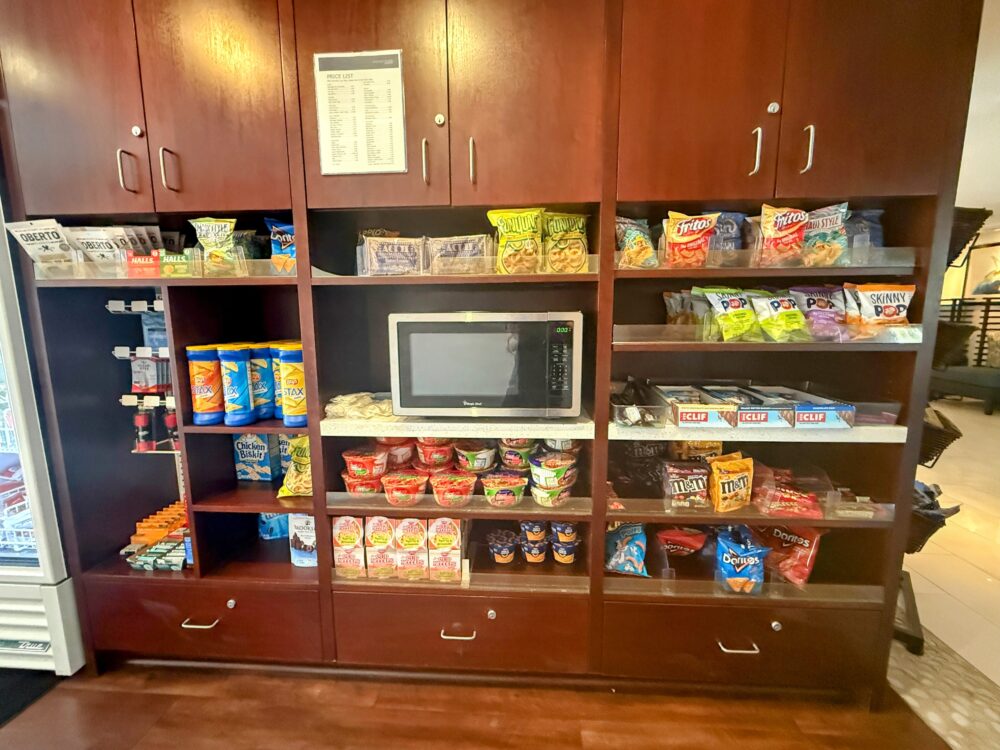 ホテルロビーにある24時間営業の売店（The Market）。電子レンジが中央に置かれたスナックや食品の棚。