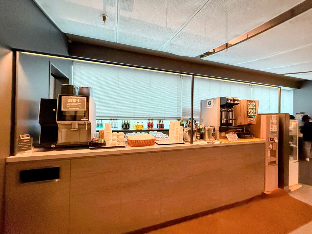 Sky Lounge Southのドリンクカウンター。コーヒーマシンやビールサーバー、ソフトドリンク機が並ぶ清潔感のあるカウンター