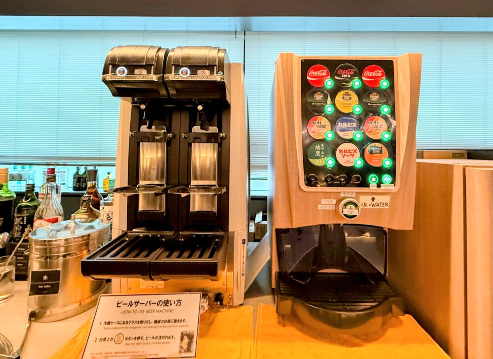 ビールサーバーとソフトドリンクマシン。コカ・コーラゼロ、カルピスソーダ、リアルゴールドなど多彩なラインナップ。