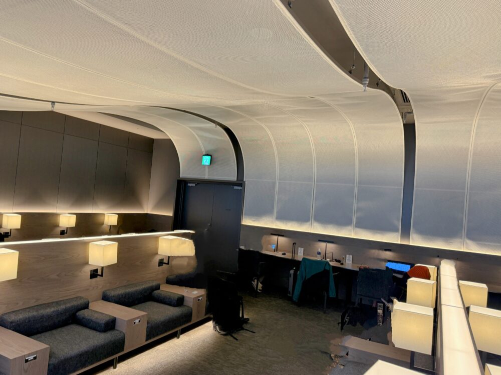 天井の曲線照明が印象的なSky Lounge Southの全体風景。奥にはカウンター席が並び、落ち着いた照明で静かな雰囲気。