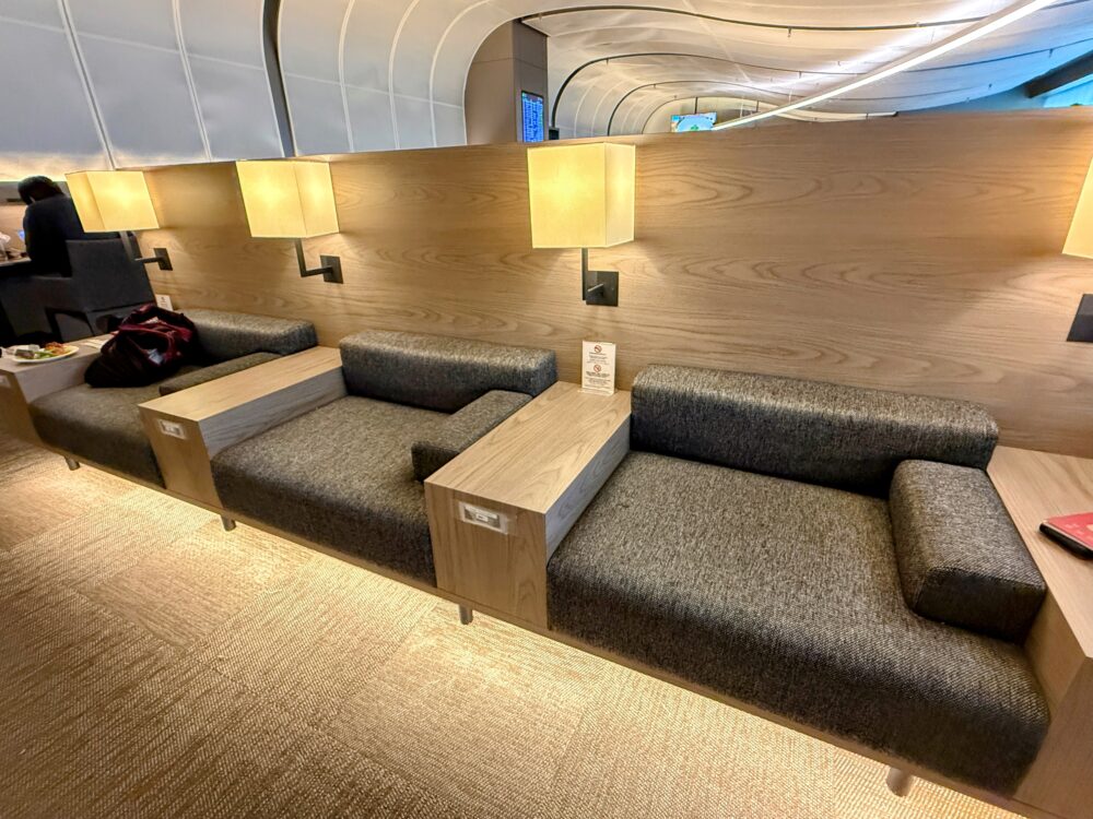 一人用のソファ席が並ぶエリア。仕切りがあり、隣を気にせずくつろげるデザイン。ランプの光が柔らかく空間を照らす。