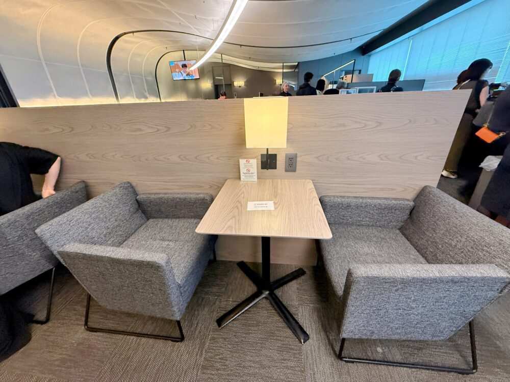 二人掛けのテーブル席。短時間の食事や打ち合わせにちょうどいい広さで、コンセントも備えられている。