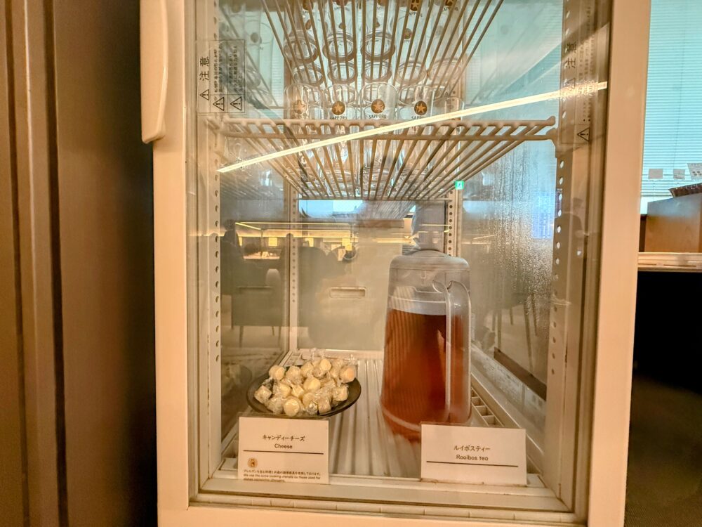 冷蔵庫内に並ぶキャッチィチーズとルイボスティー。