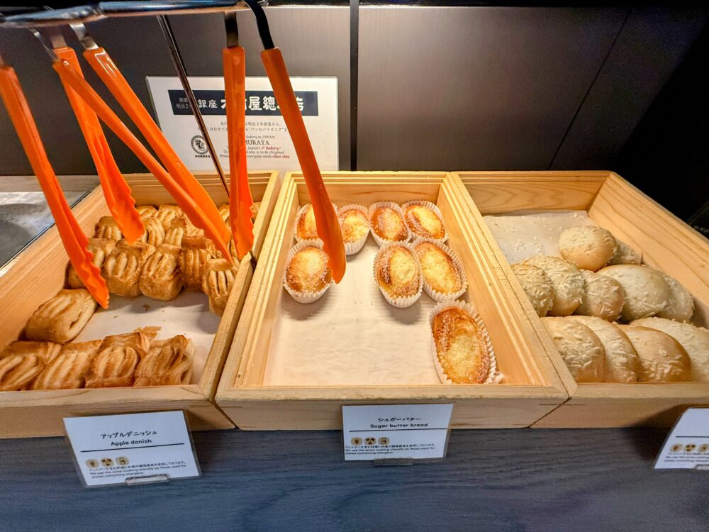 木村屋のアップルデニッシュやシュガーバターパンが並ぶ木製トレー。