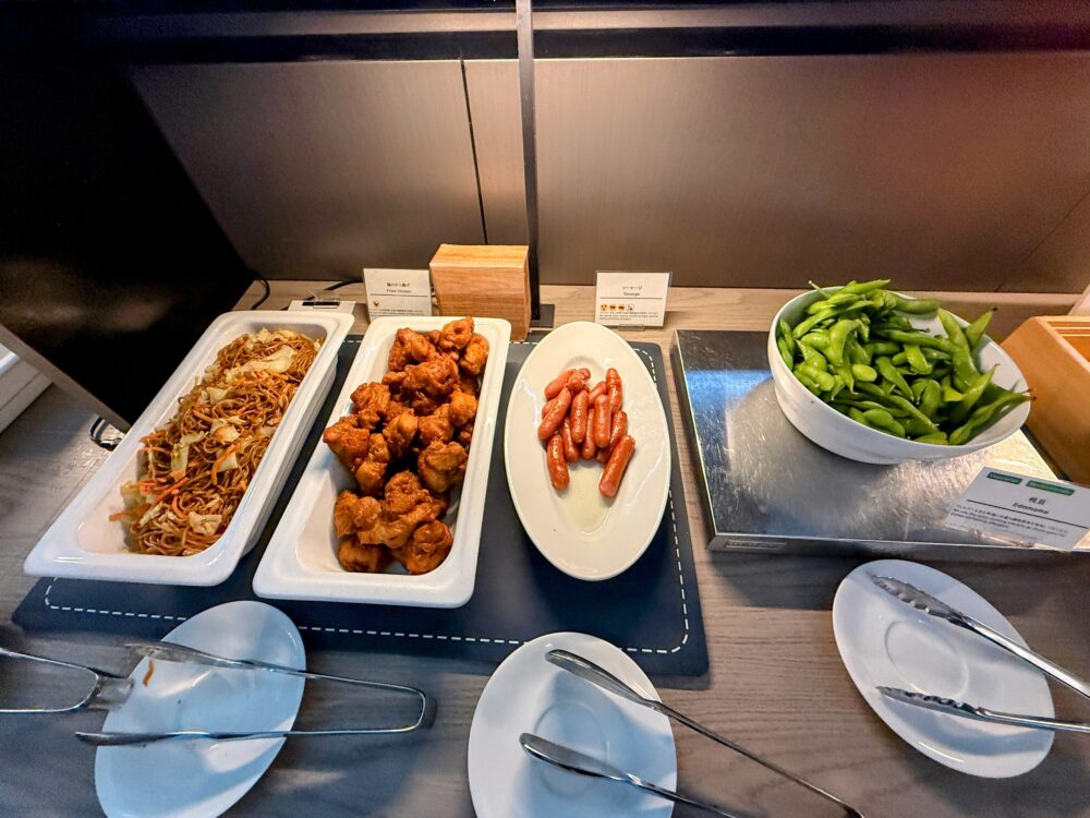焼きそば、唐揚げ、ソーセージ、枝豆などのおかず系軽食。
