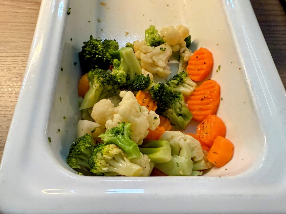 温野菜のブロッコリー、カリフラワー、ニンジンの盛り合わせ。