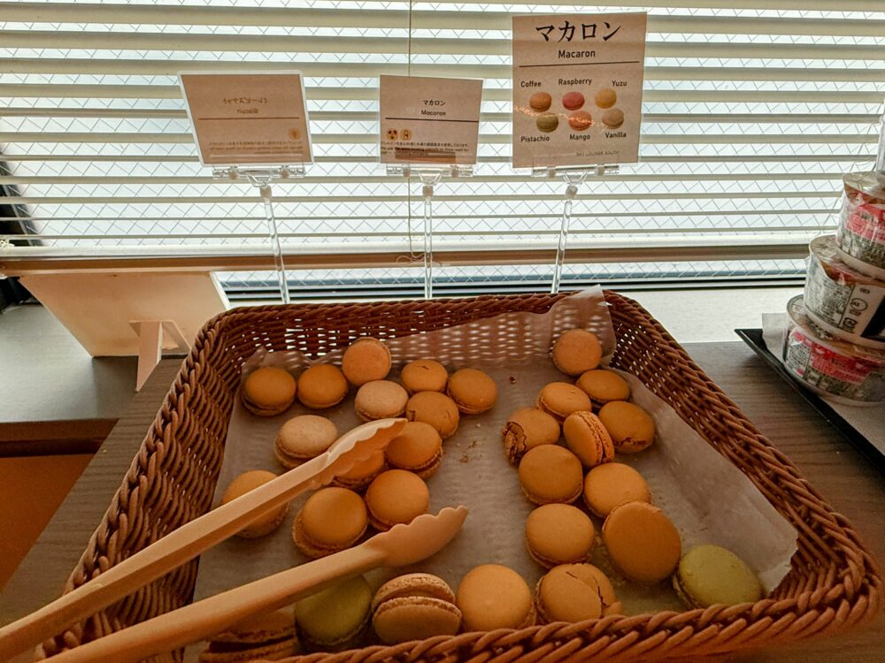 マカロンが並ぶバスケット。コーヒー、ラズベリー、ゆずなど6種のフレーバー。