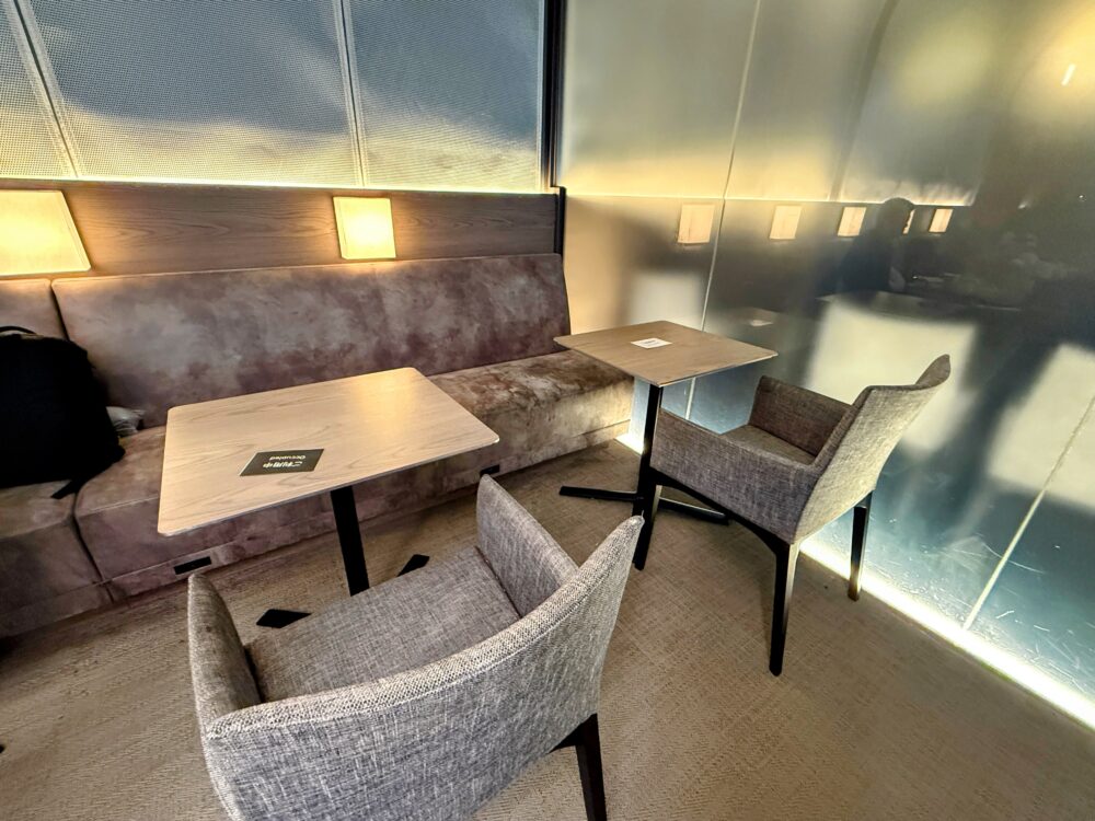 奥まった場所にあるテーブル席エリア。照明が控えめで、よりプライベート感のある落ち着いた空間。