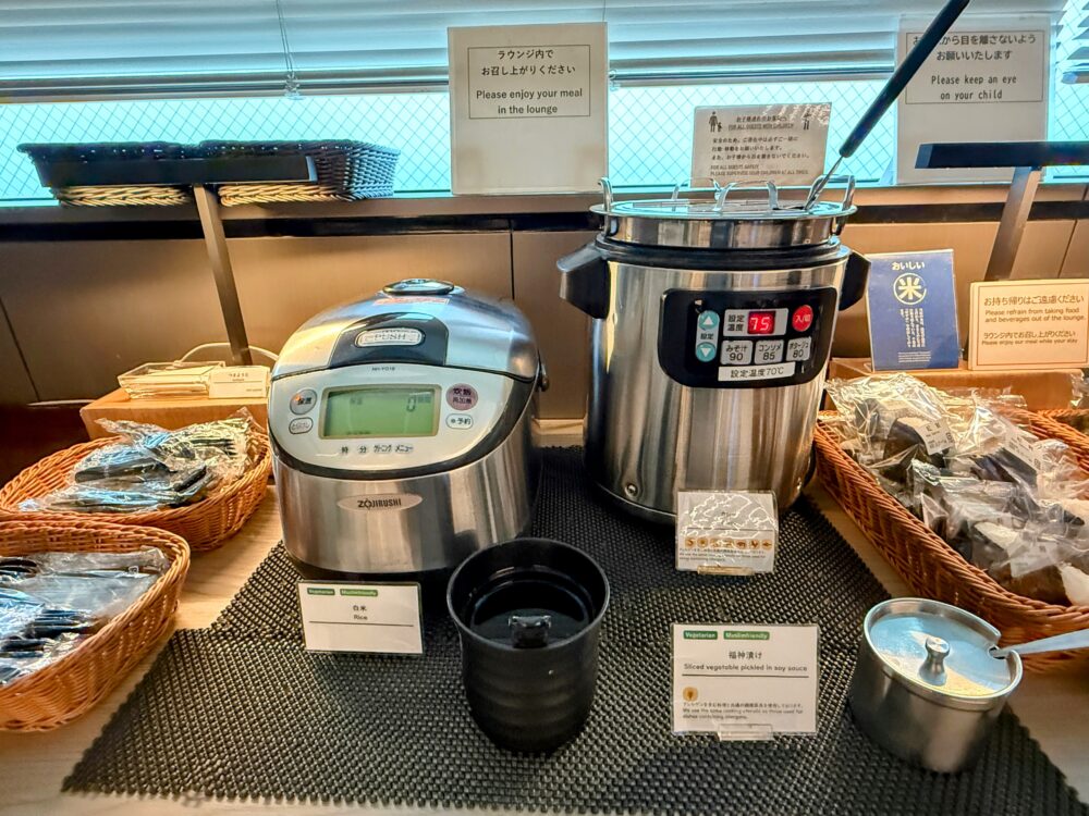 ご飯とカレーがコーナー。福神漬けもあり。
