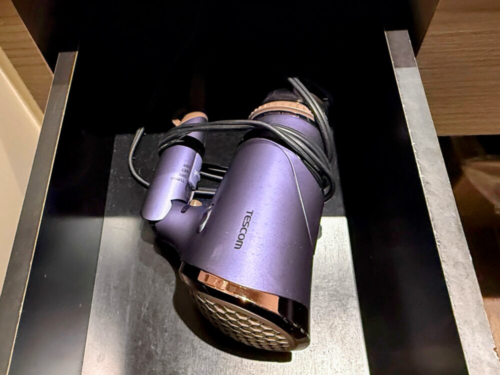 引き出しに収納されたTESCOM製ドライヤー。パープルカラーが印象的。