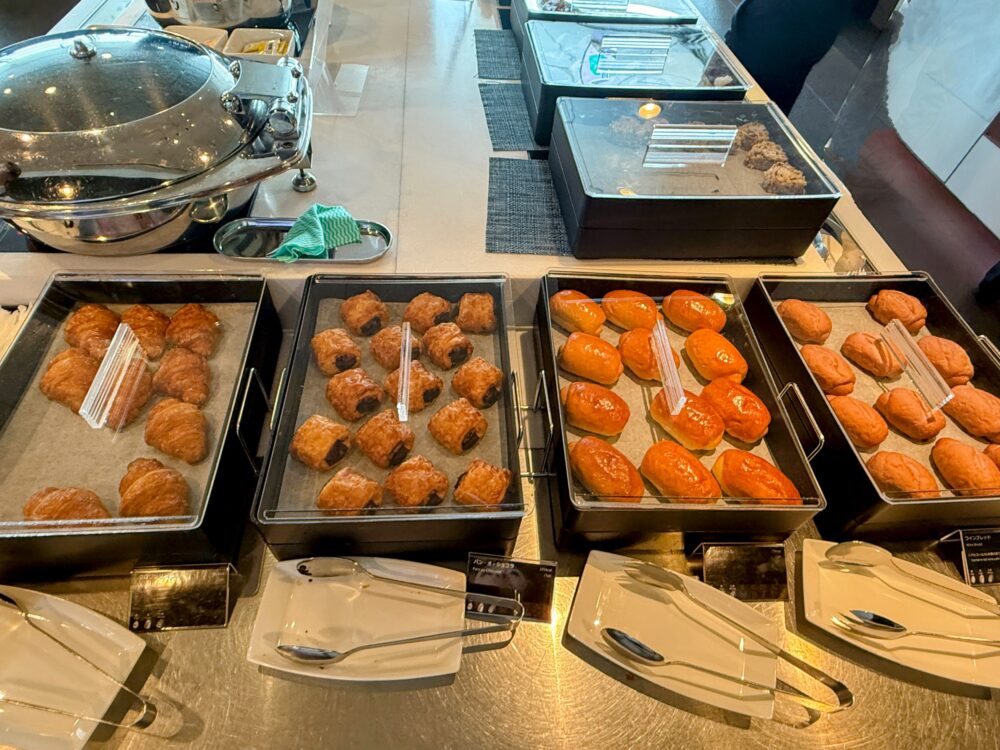 ビュッフェコーナーに並ぶパン類