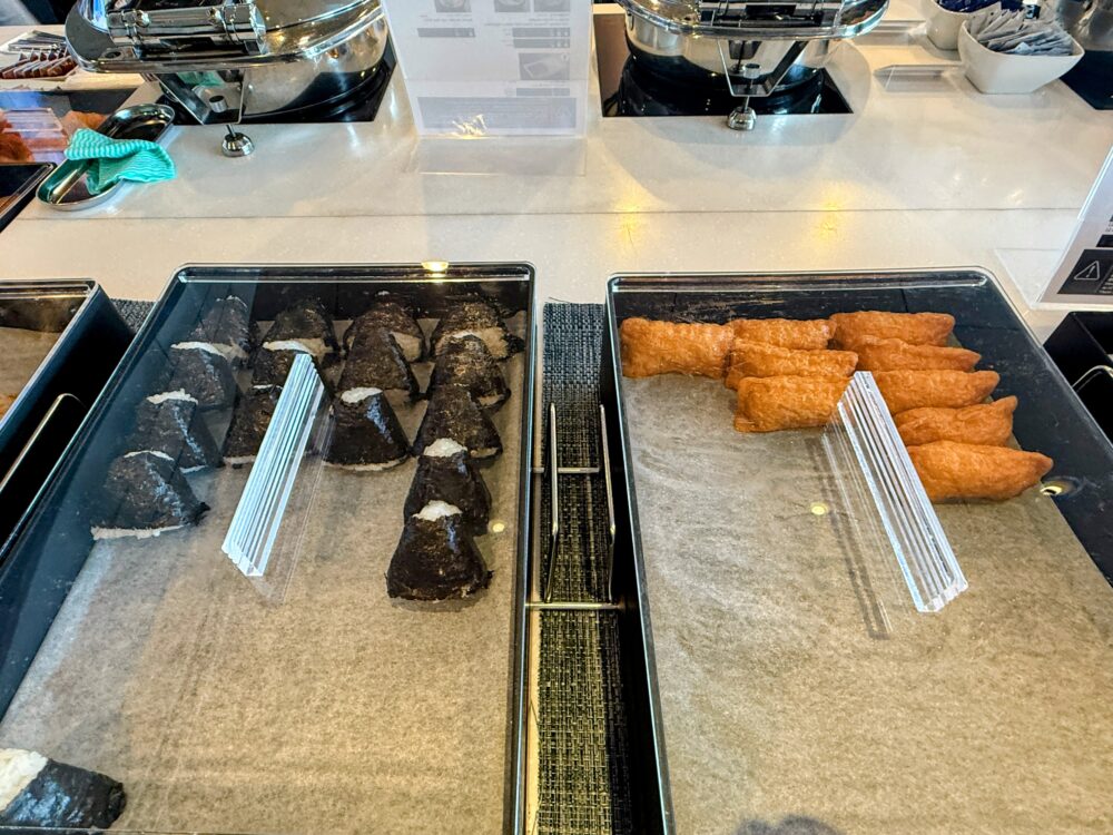 ビュッフェコーナーに並ぶおにぎりといなり寿司