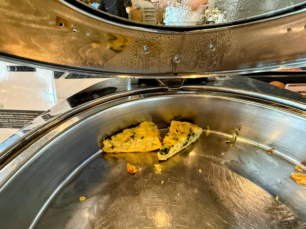 ANAラウンジのホットミールコーナーに並ぶ温かいオムレツ