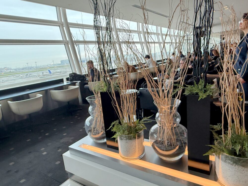 羽田空港第3ターミナルANAラウンジの窓際席から見える滑走路と飛行機の眺め