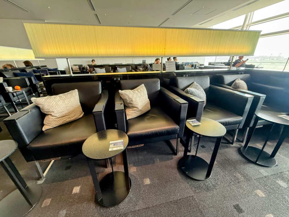 羽田空港第3ターミナルANAラウンジの黒いレザーソファ席と落ち着いた照明