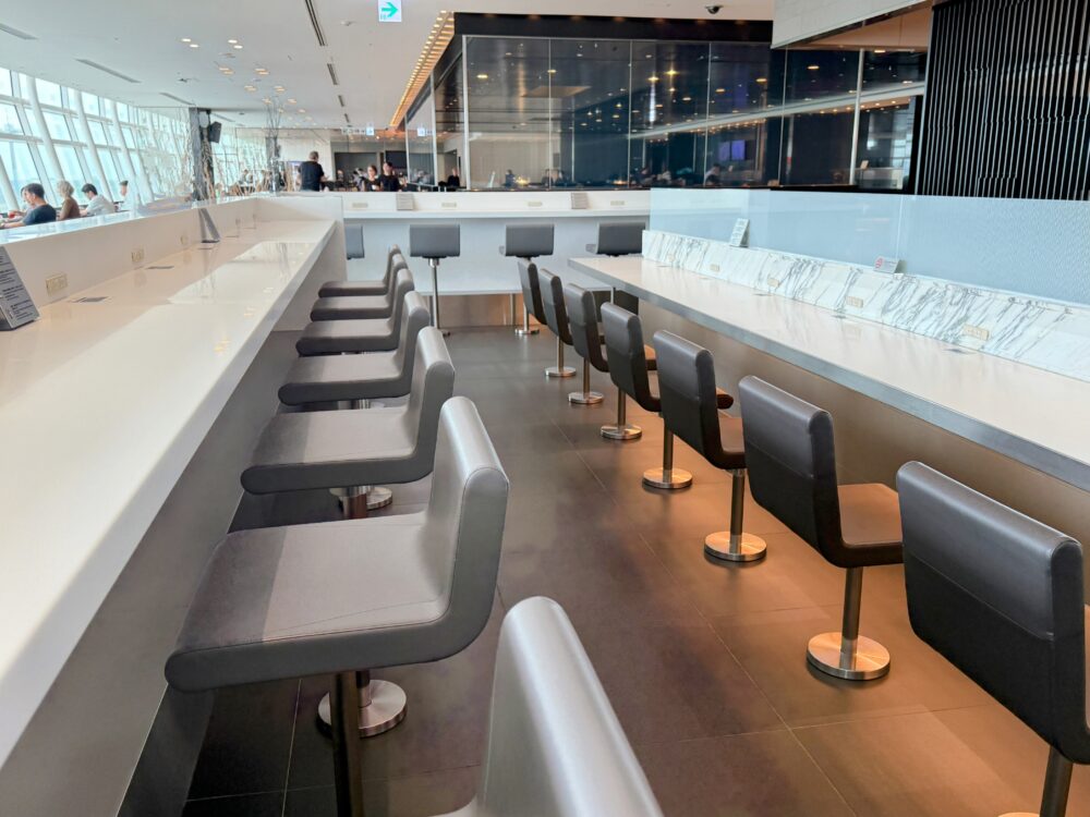 羽田空港第3ターミナルANAラウンジの白を基調としたカウンター席と電源コンセント