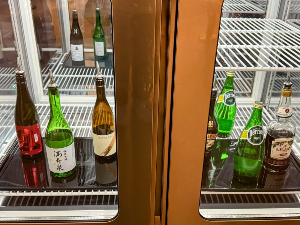 冷蔵ケースに並ぶ日本酒とスパークリングウォーター