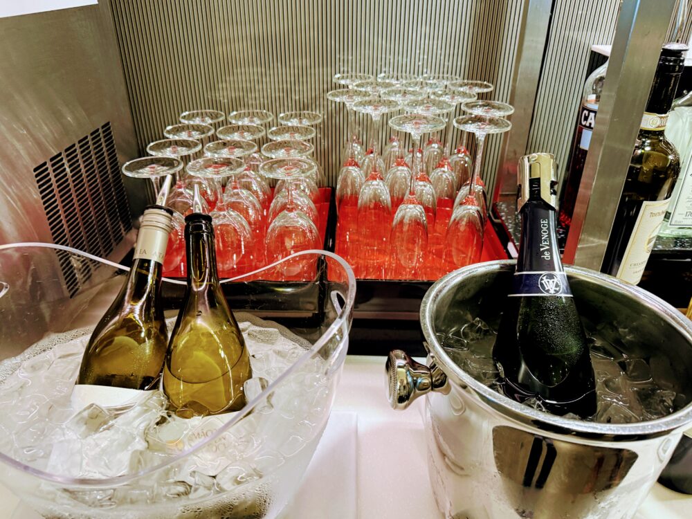 氷で冷やされた白ワインとシャンパン「de Venoge」