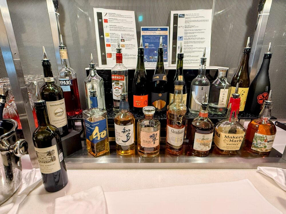 ウイスキーが並ぶANAスイートラウンジのバーカウンター