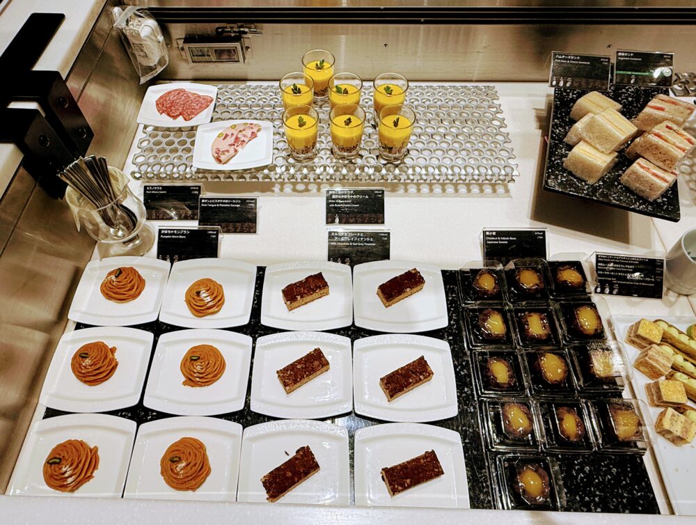 小皿に並んだスイーツと軽食（ANAスイートラウンジのビュッフェコーナー）