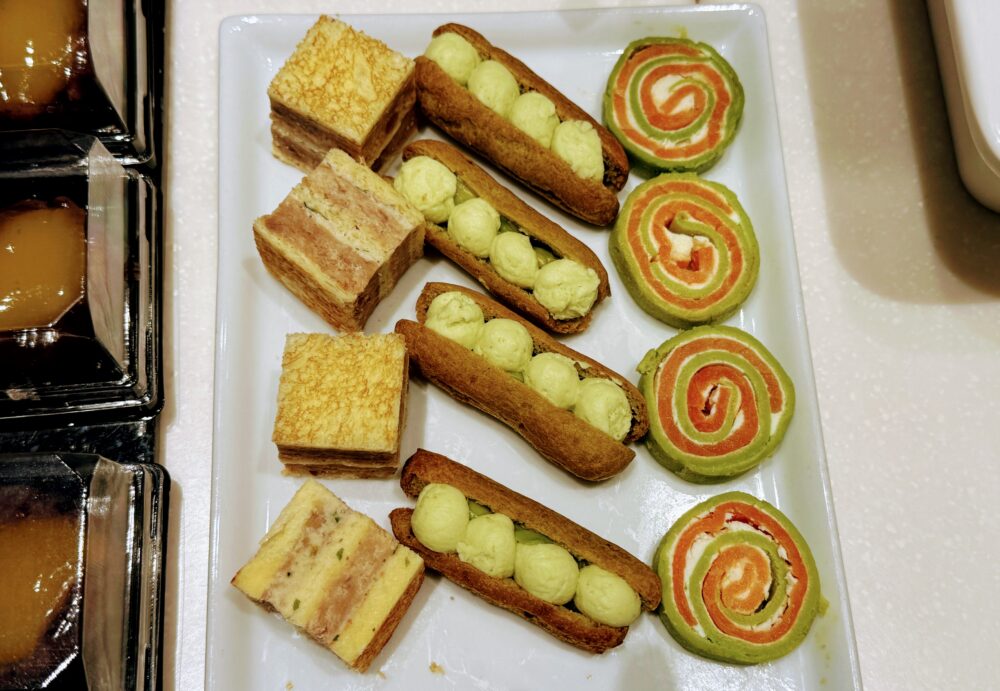 枝豆ムースの小さなエクレア仕立て、スモークサーモントラウトとマスカルポーネ、ほうれん草クレープロール。