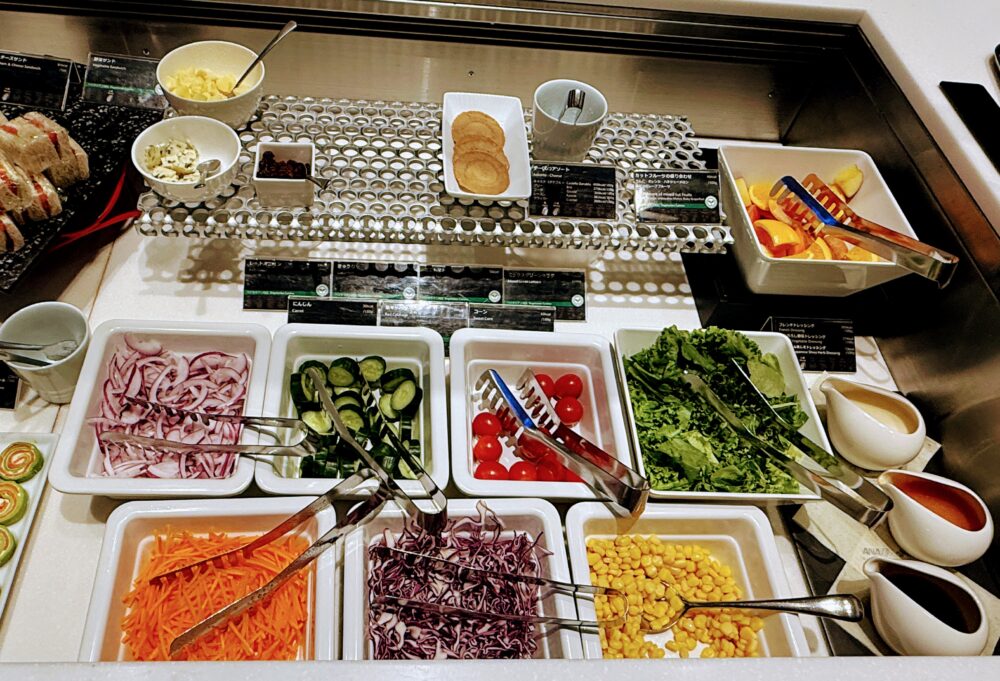 サラダやフルーツが並ぶ冷菜コーナー