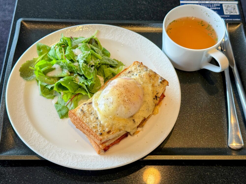 サラダとスープが添えられた、トリュフ風味のクロックマダムのプレート。